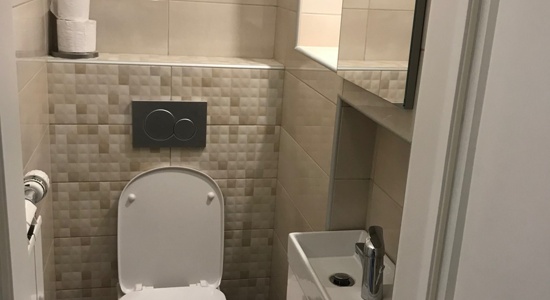 Enoposteljna soba z balkonom